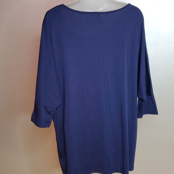 Navy blue v-neck shirt - Picture 3 of 3